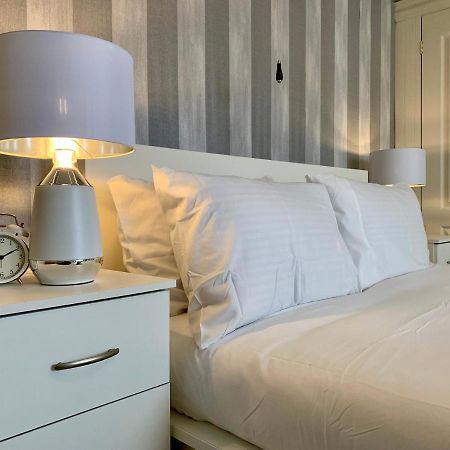 Somerford Place - 6 Beds - Sleeps 12 - Parks 2-3 Cars/Vans Willenhall Exterior foto