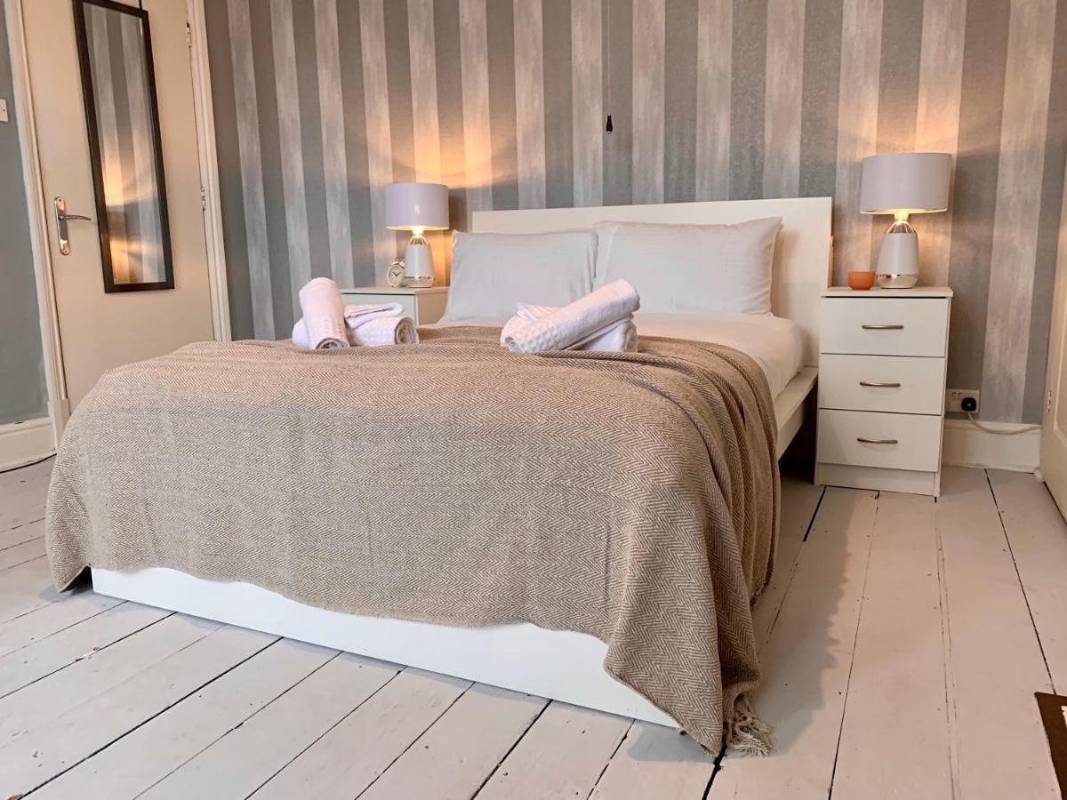 Somerford Place - 6 Beds - Sleeps 12 - Parks 2-3 Cars/Vans Willenhall Exterior foto