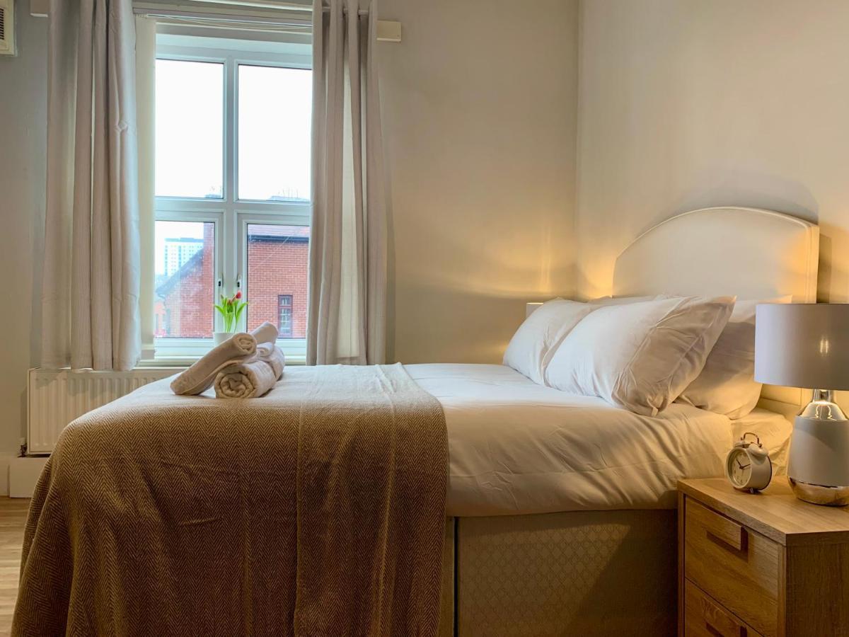 Somerford Place - 6 Beds - Sleeps 12 - Parks 2-3 Cars/Vans Willenhall Exterior foto